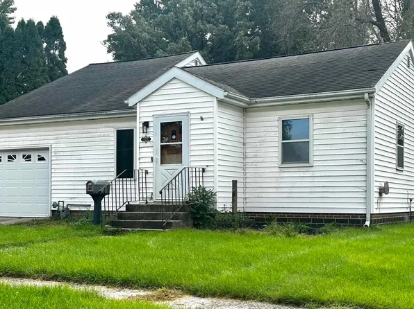 425 1st St NE, Britt, IA 50423