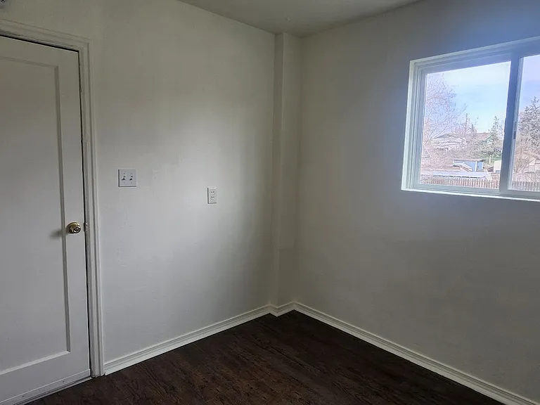 418 SW G St — Photo 8