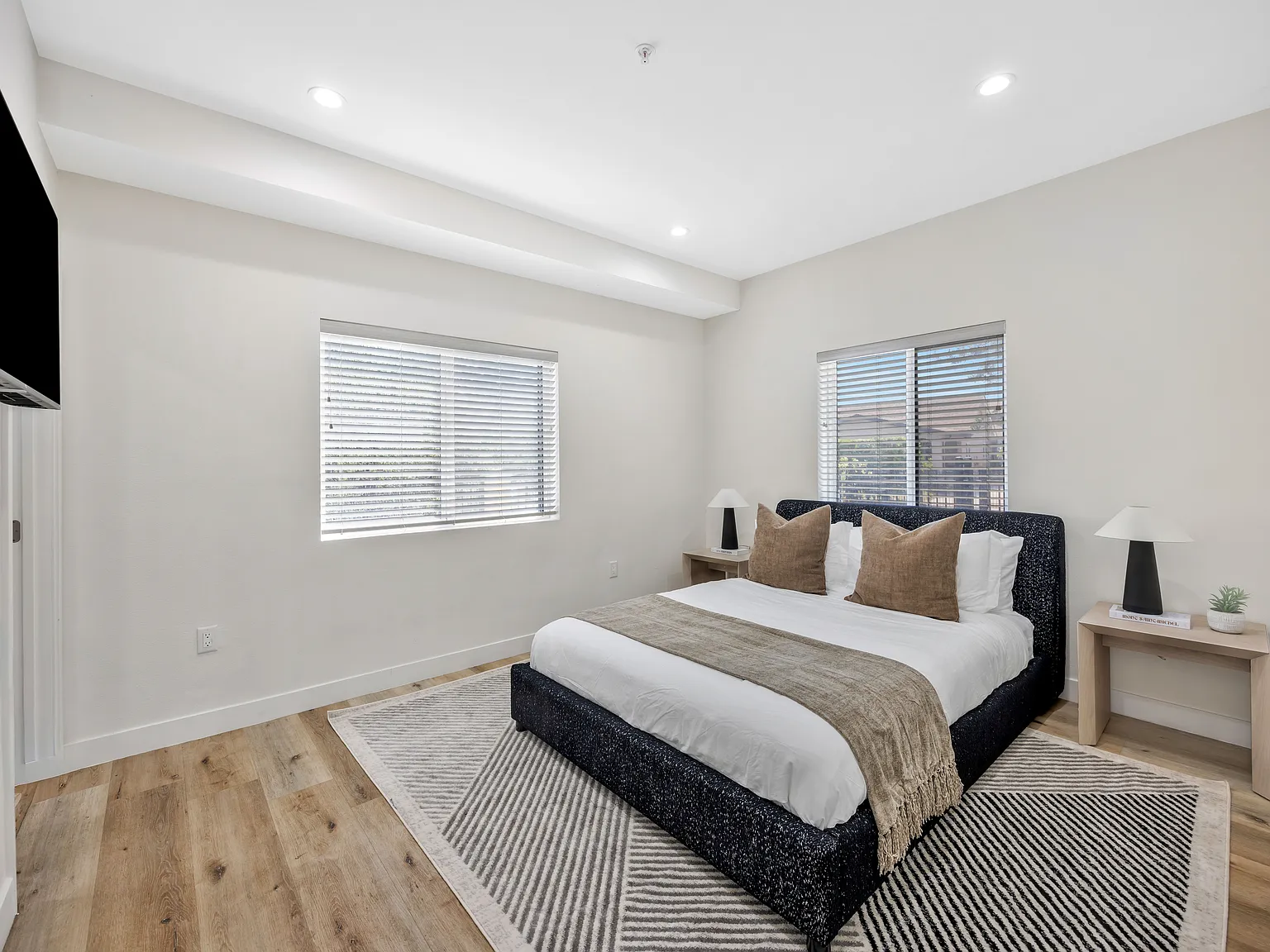 4 bed, 2000 sqft, $10,000 — Photo 2