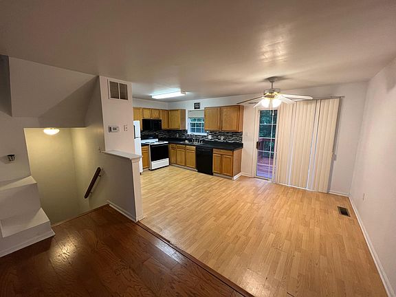 4th image of 330 N Barrington Ct