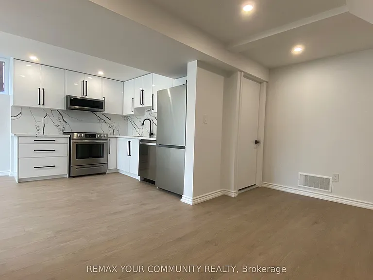 134 Kemano Rd #BASEMENT — Photo 4