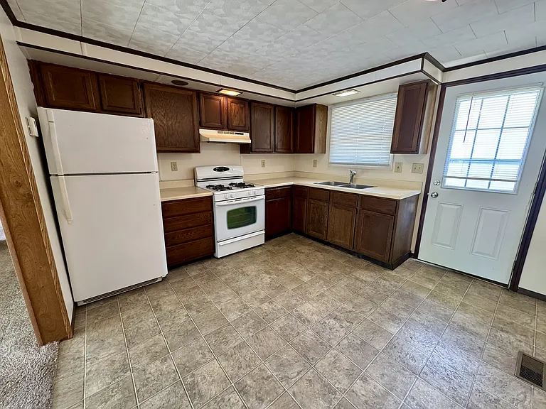 323 W Smith St — Photo 5