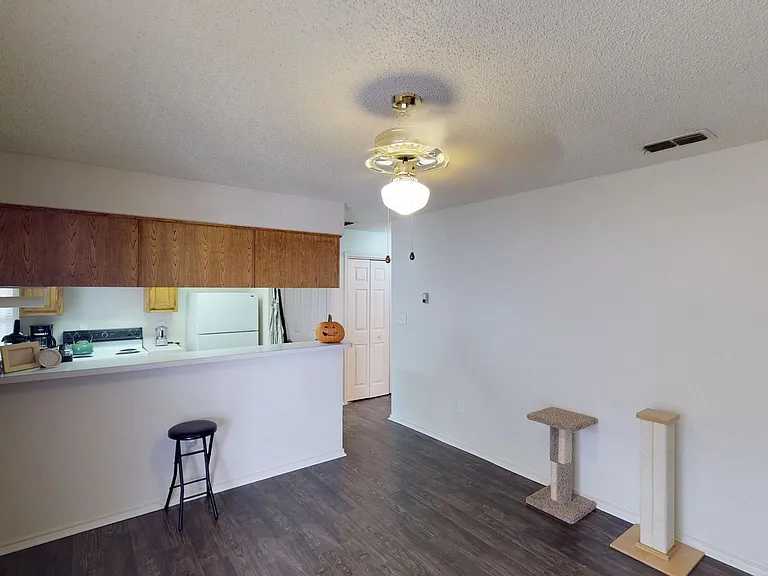 807 Bernard St — Photo 3