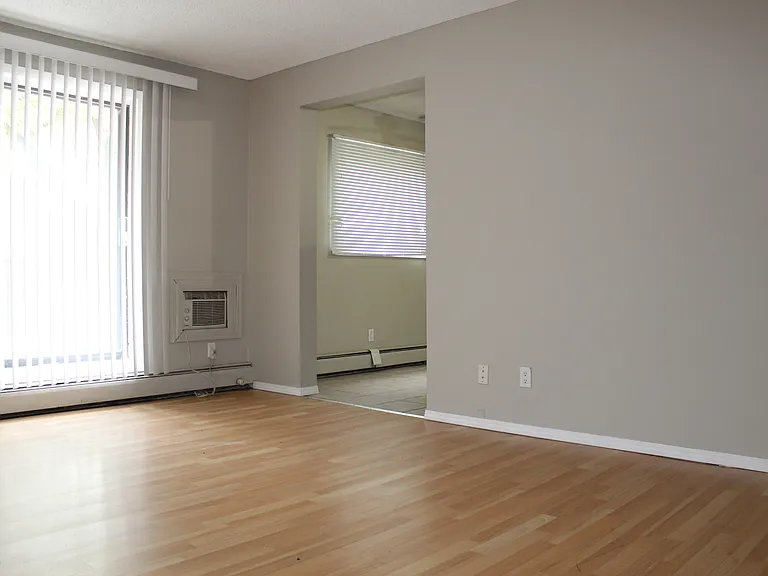 202 Avenue N S — Photo 6