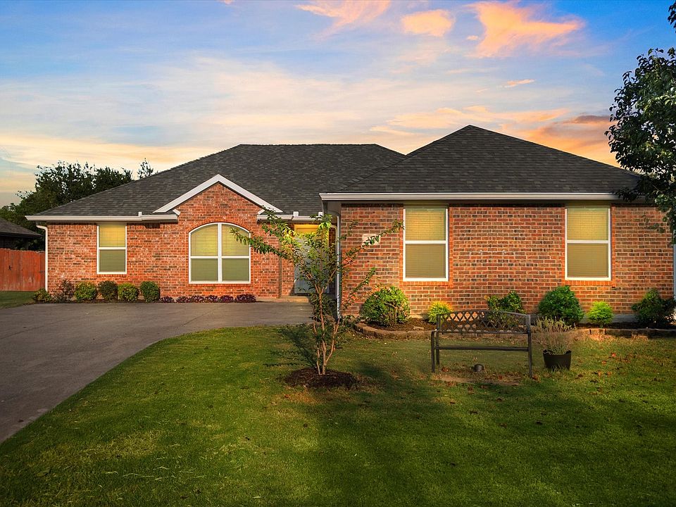1st image of 326 Fox Hollow Dr