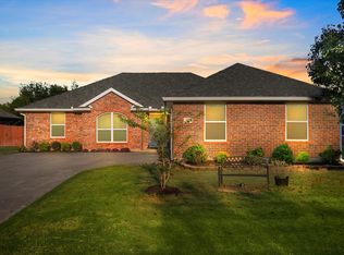 326 Fox Hollow Dr, Red Oak, TX 75154