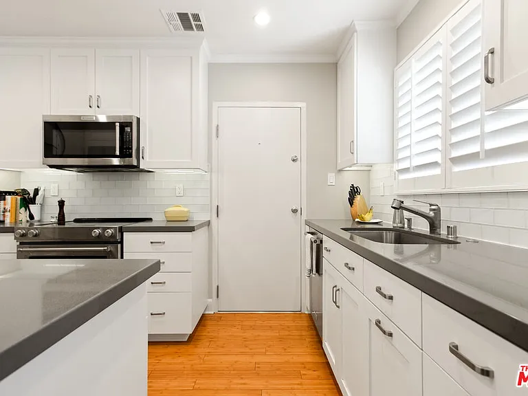 1525 N Hayworth Ave #206 — Photo 6