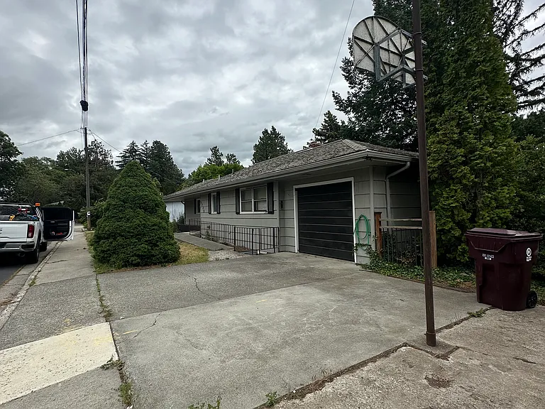 1725 NE Upper Dr — Photo 2
