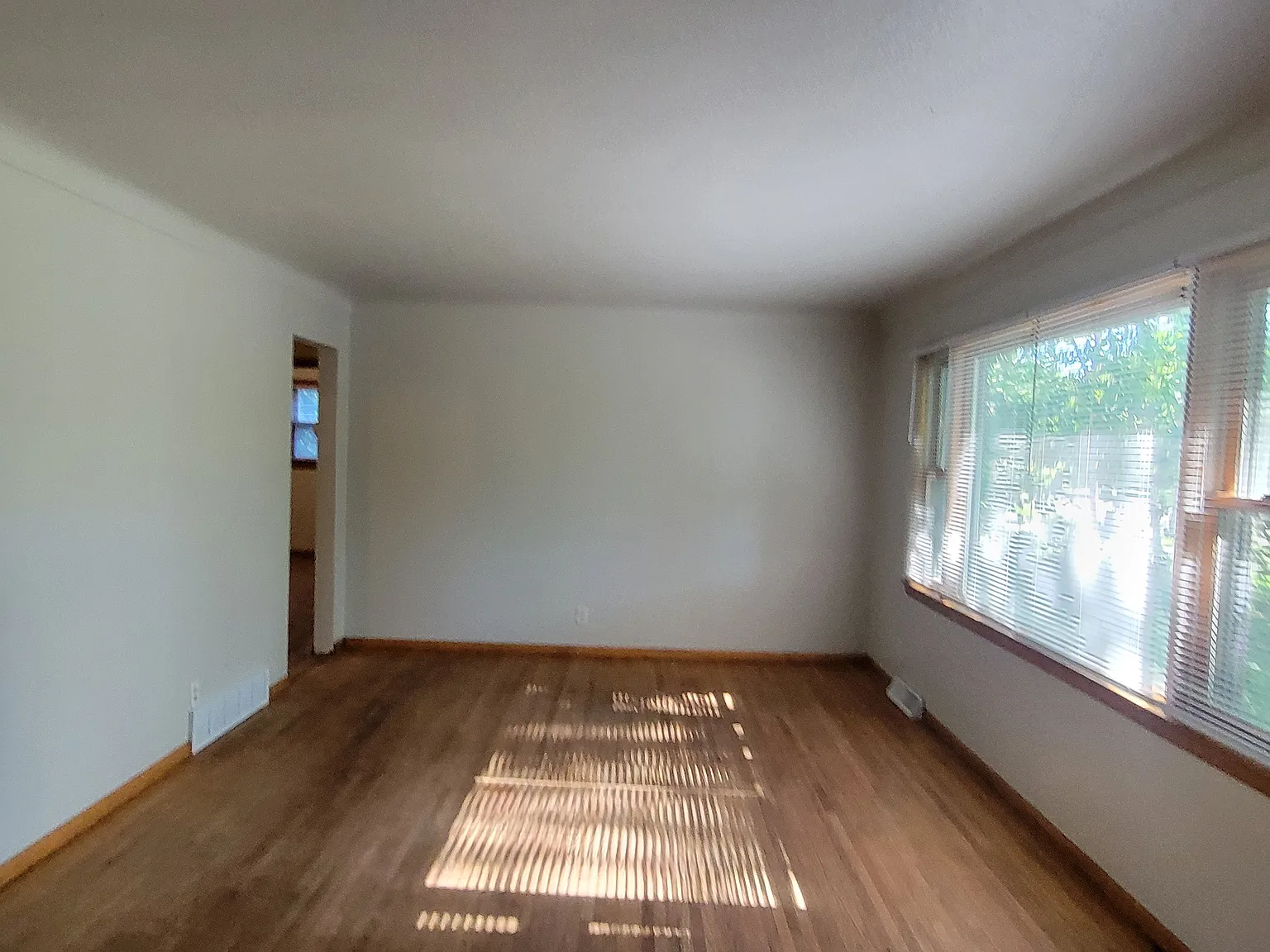 4 Bed / 1 Bath house near Concordia & MSUM! Available NOW! — Photo 4