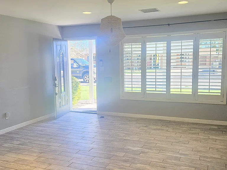 7426 E Holly St — Photo 2