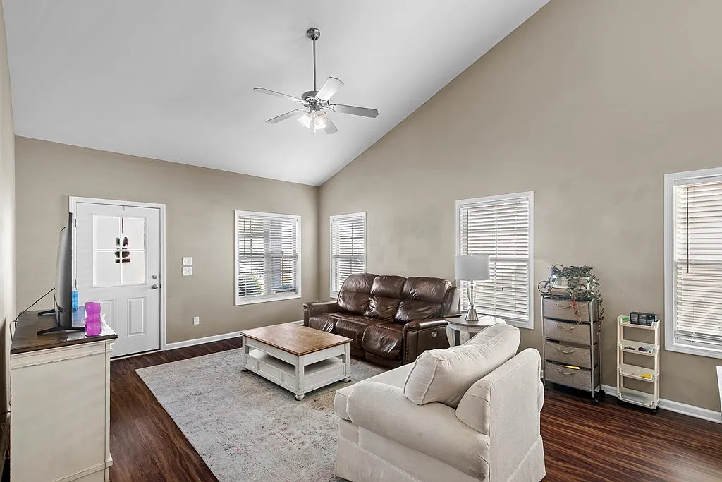 3 bed, 100 sqft, $1,595 — Photo 4