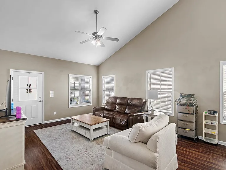 121 Heyward Dr — Photo 3