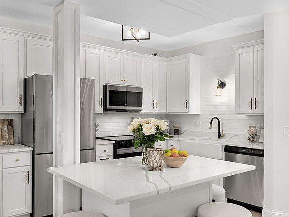 2nd image of 26 10th St W Unit 2009