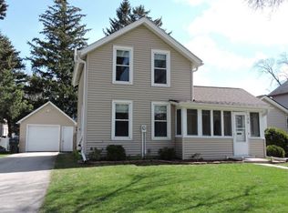 126 Ormsby St, Pewaukee, WI 53072