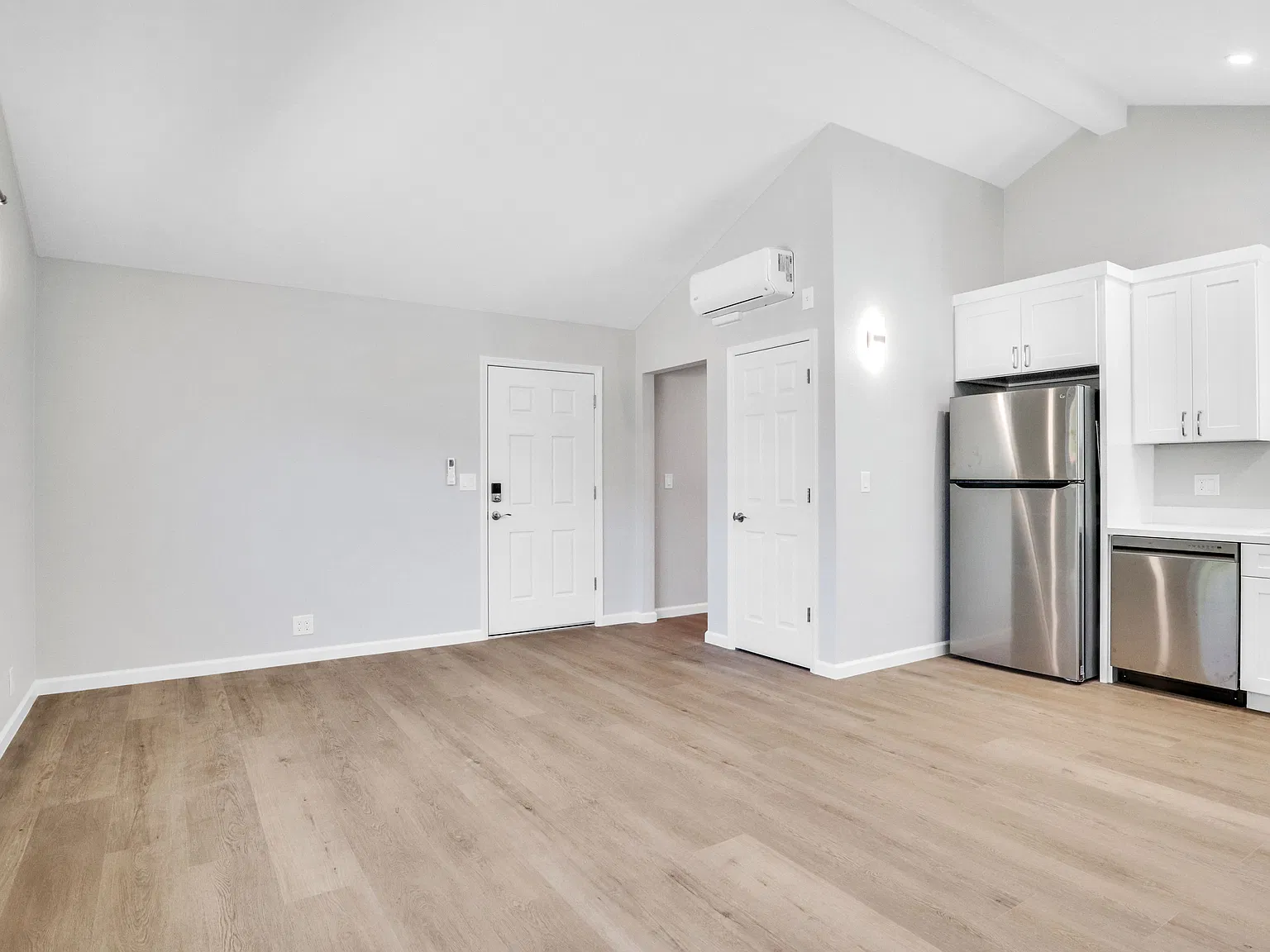 2 bed, 1.0 bath, $5,300 — Photo 3