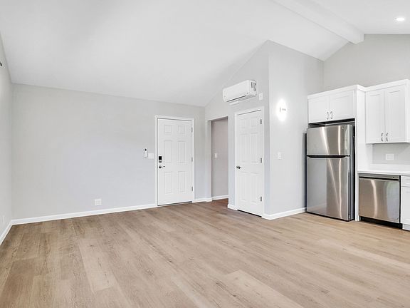 3rd image of 910 Poplar St Unit B