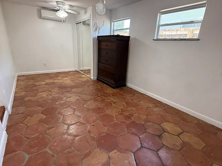 51 SW 13th St — Photo 7
