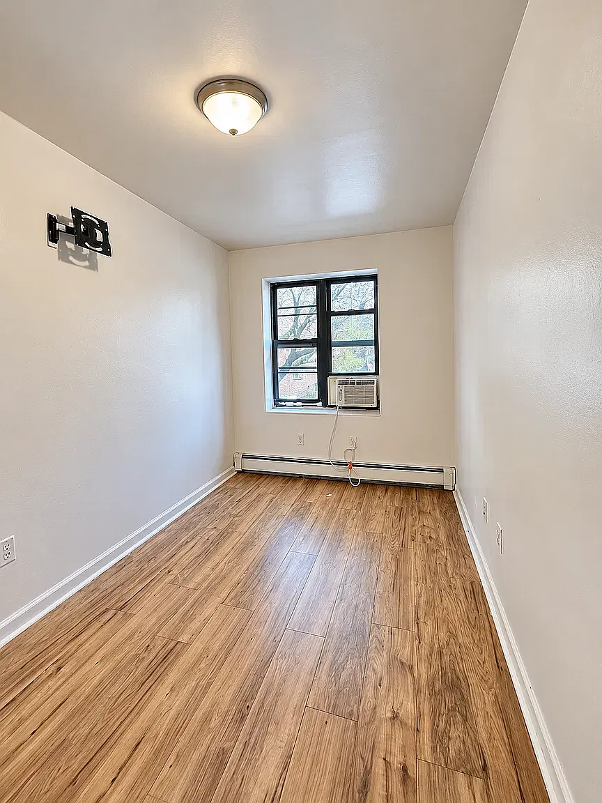 972 Gates Avenue — Photo 4