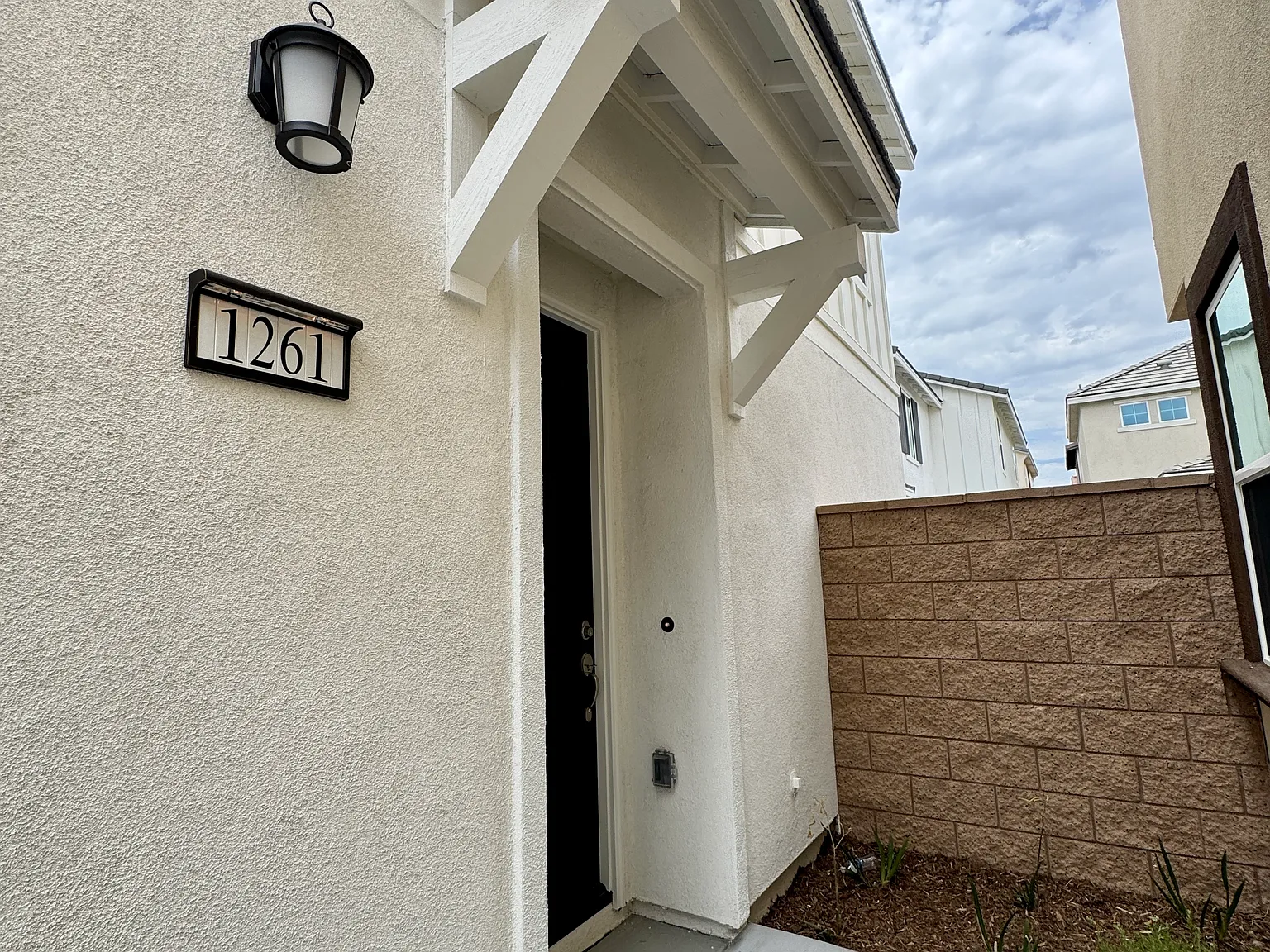 3 bed, 2.5 bath, 1639 sqft, $3,200 — Photo 3