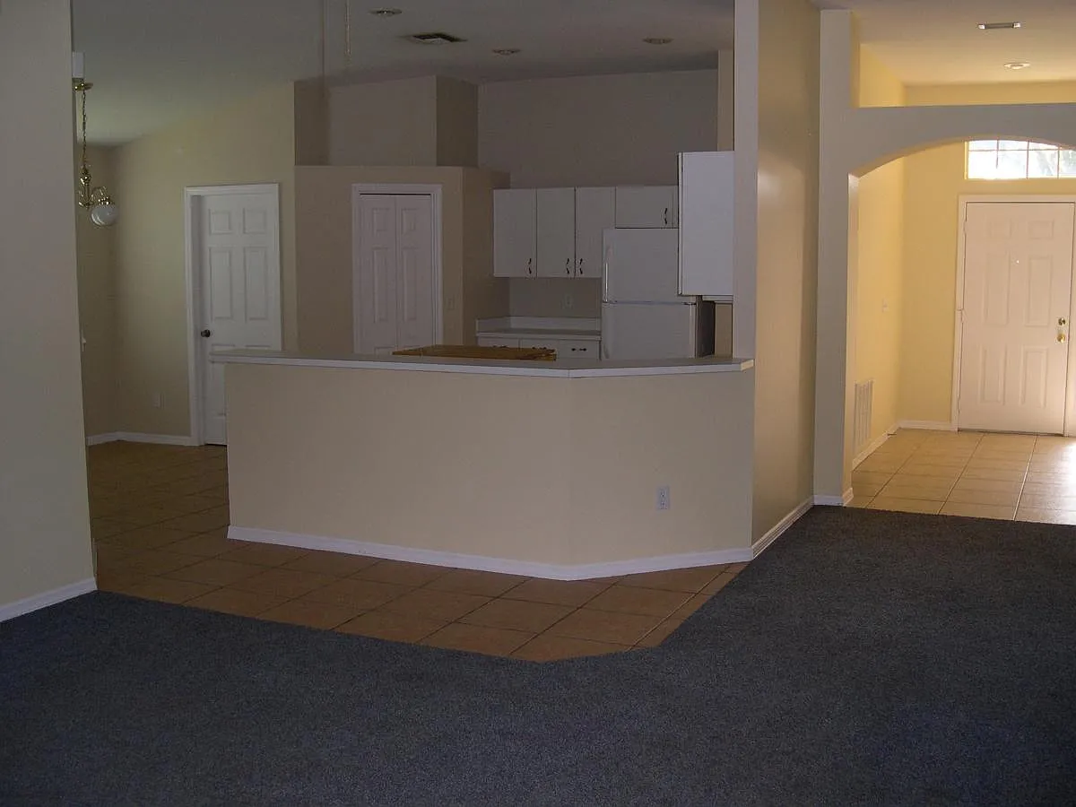 4 bed, 1724 sqft, $2,300 — Photo 3