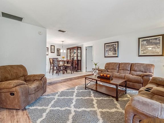 2nd image of 2441 Oak Dr