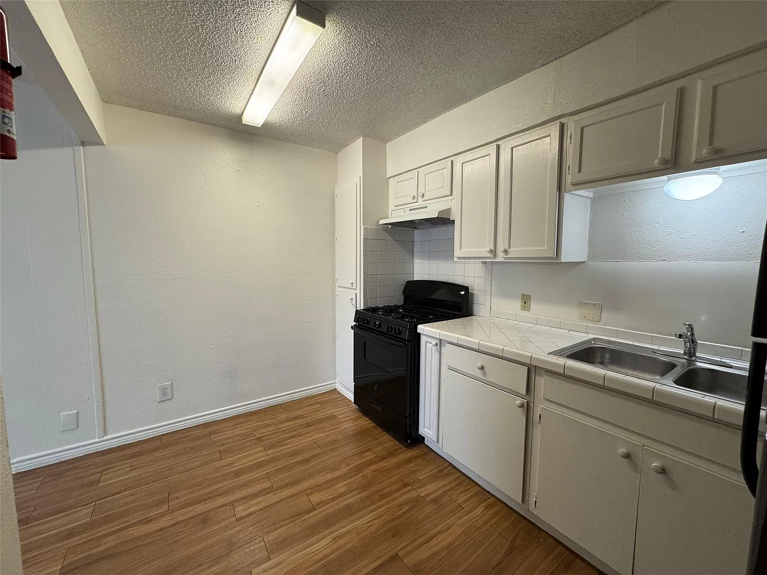 2 bed, 1.5 bath, 943 sqft, $1,667 — Photo 4