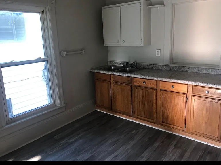 611 S Jackson St — Photo 15