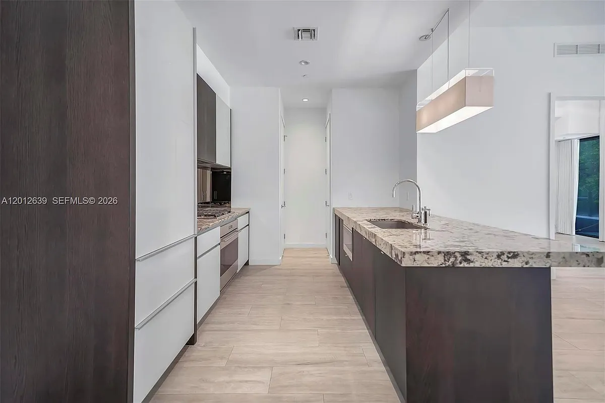 Building Photo - 2831 S Bayshore Dr #402