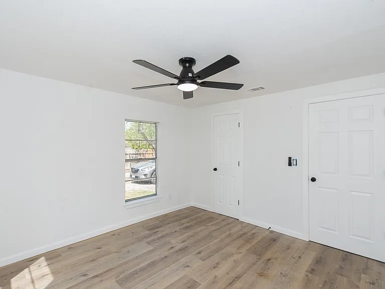 211 W South St — Photo 20