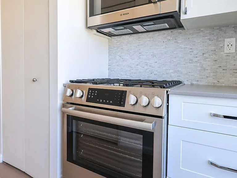 180 W 20th St #16E — Photo 5
