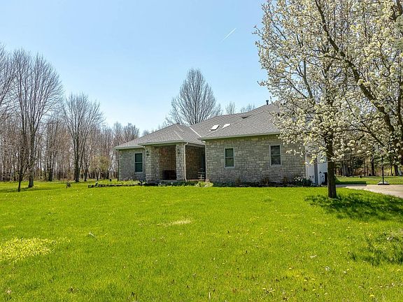 3rd image of 11800 Thornbrook Dr