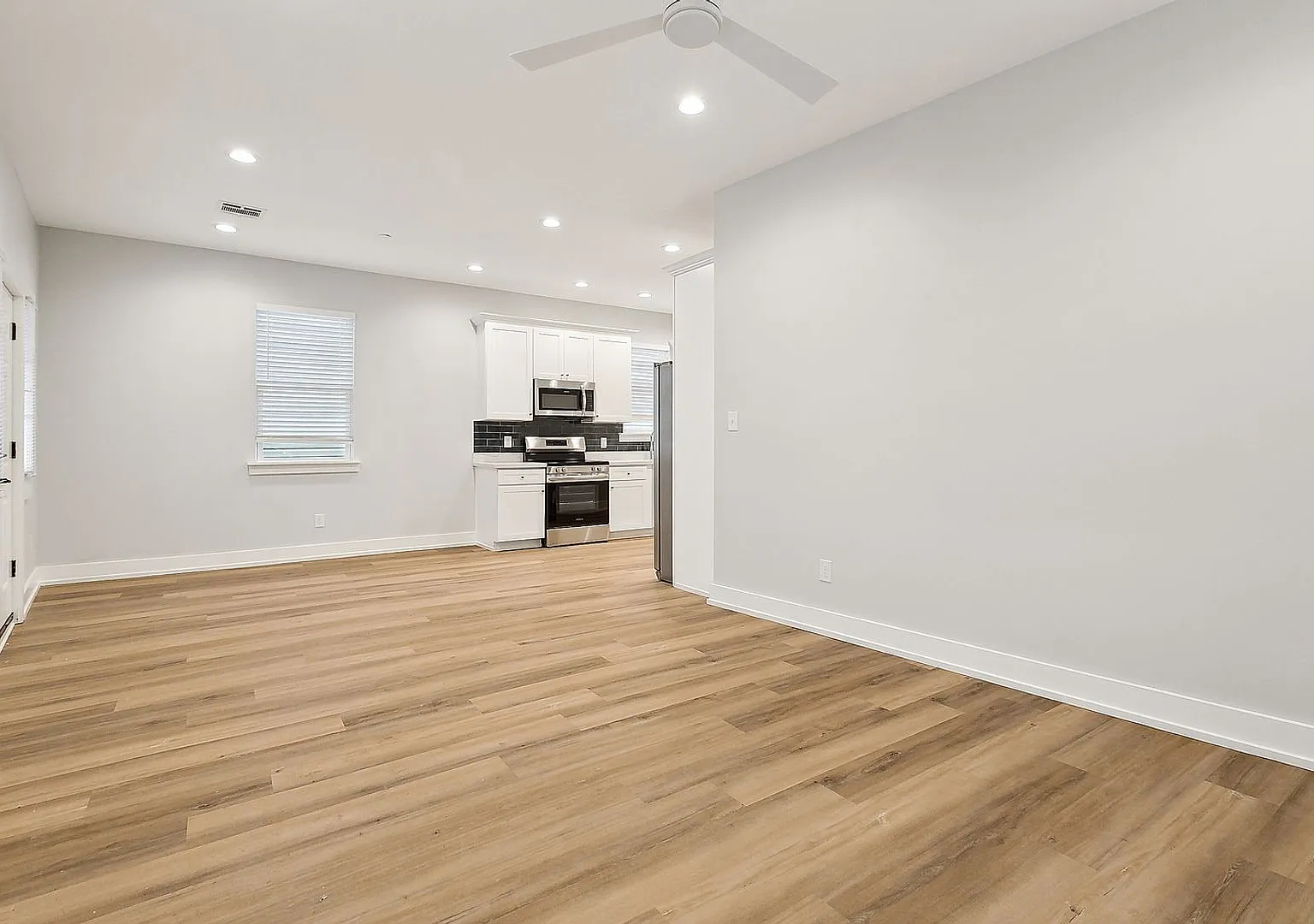 Spacious 3 Bedroom, 2 Bath Apartment with Modern Appliances — Photo 1