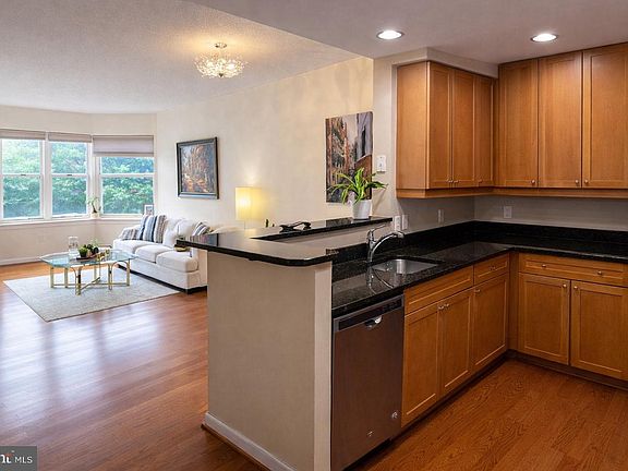 4th image of 1111 11th St APT 304