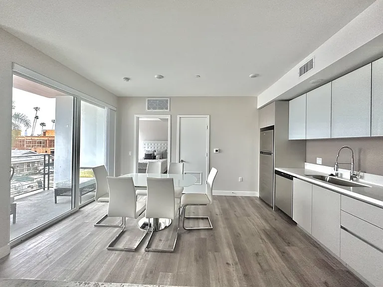 4660 Melrose — Photo 33