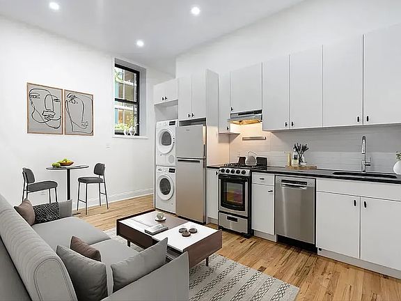 4th image of 139 E 13th St