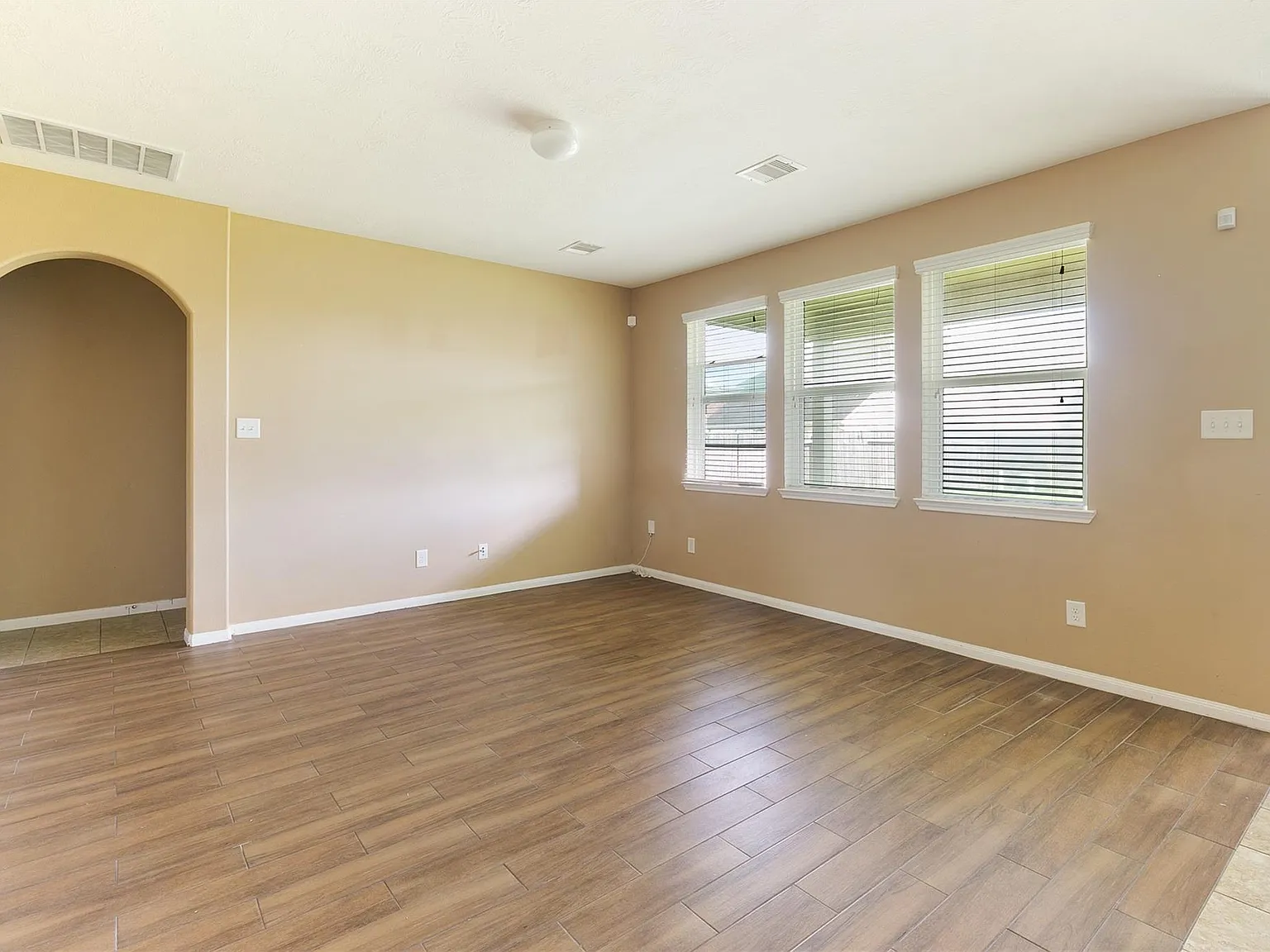 3 bed, 2.5 bath, 2310 sqft, $2,350 — Photo 3