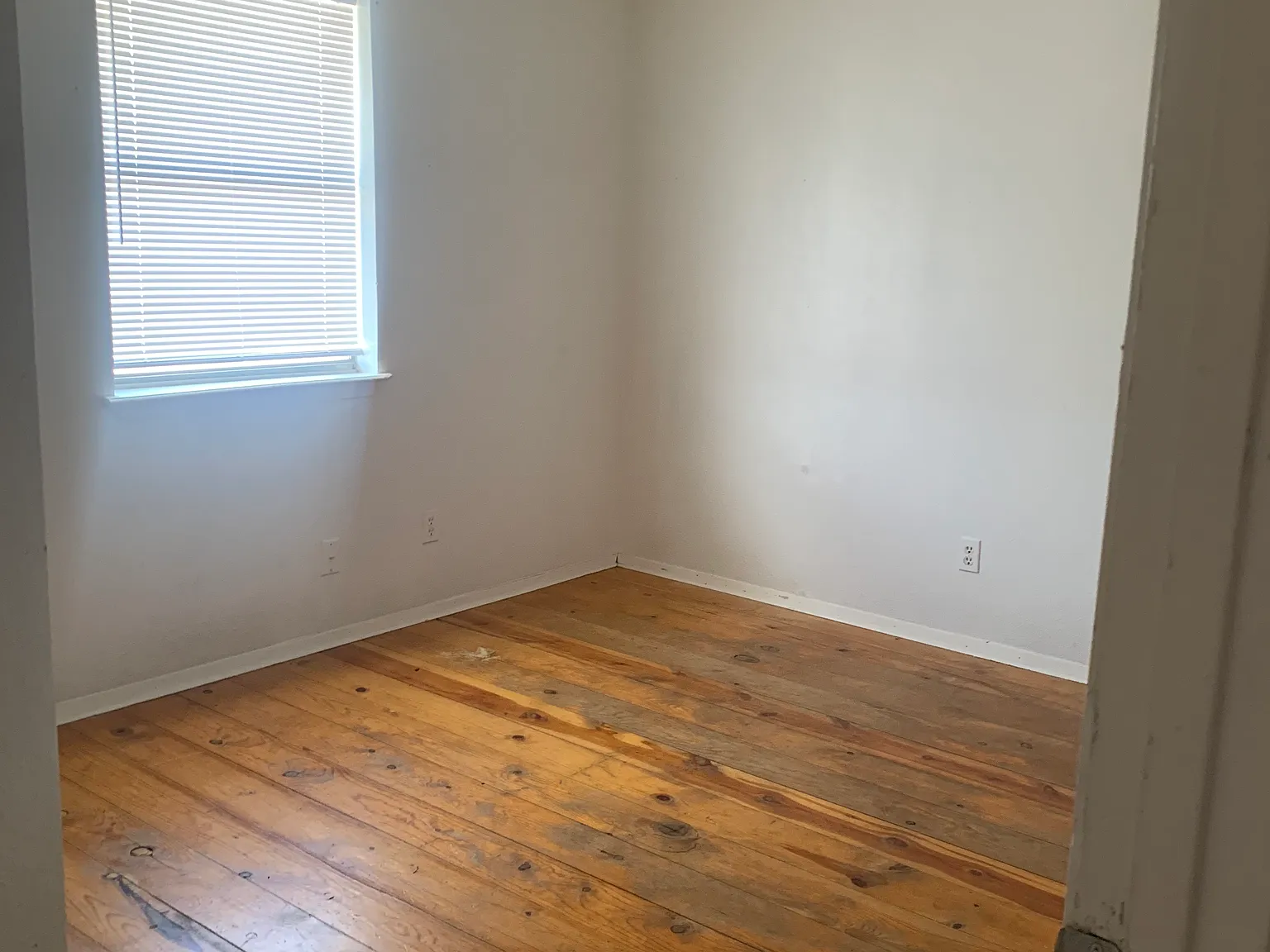 2 bed, 750 sqft, $700 — Photo 2