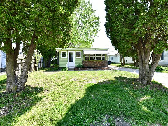 3rd image of 909 Independence Dr E