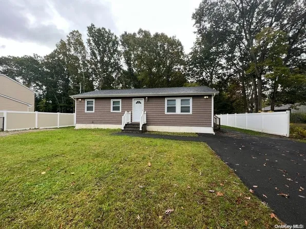 110 Norfleet Lane, Coram, NY 11727