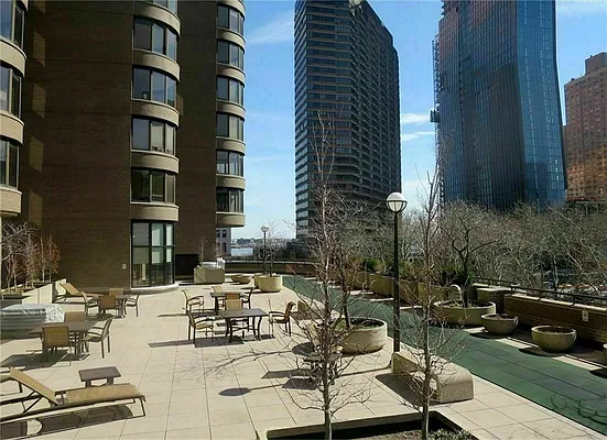 Rented by R New York | media 32