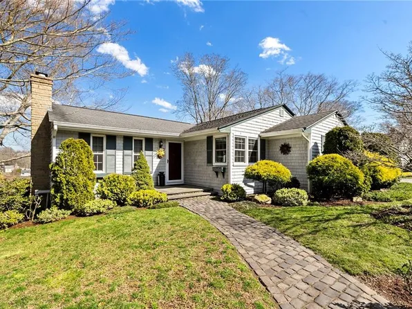 2 Simmons Ter, Middletown, RI 02842
