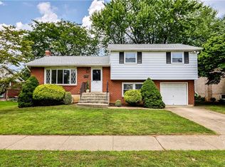 1950 Ravenwood Dr, Bethlehem, PA 18018