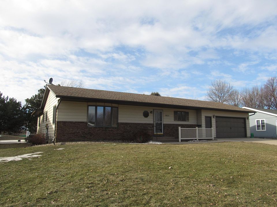 1st image of 1621 Oakwood Dr