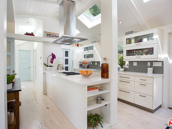 4th image of 6 Paradise Cove Rd