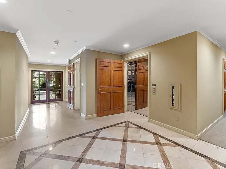 277 S Spalding Dr #201 — Photo 29