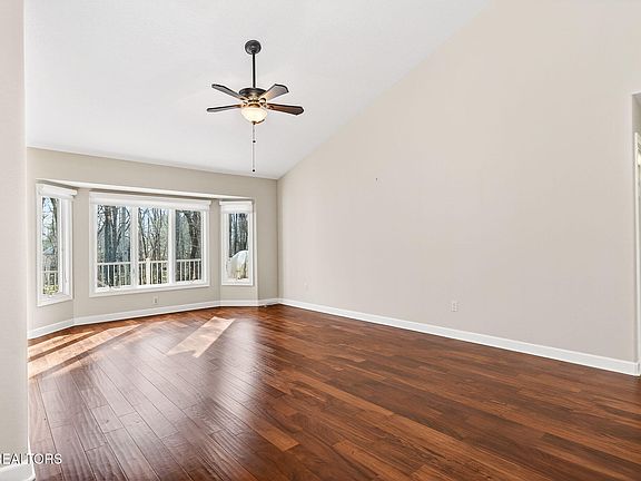 5th image of 104 Hickory Ridge Ln