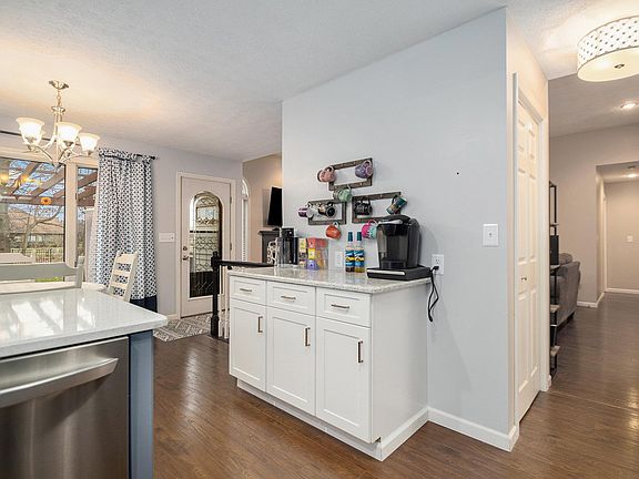 4th image of 22945 Jennifer Ln