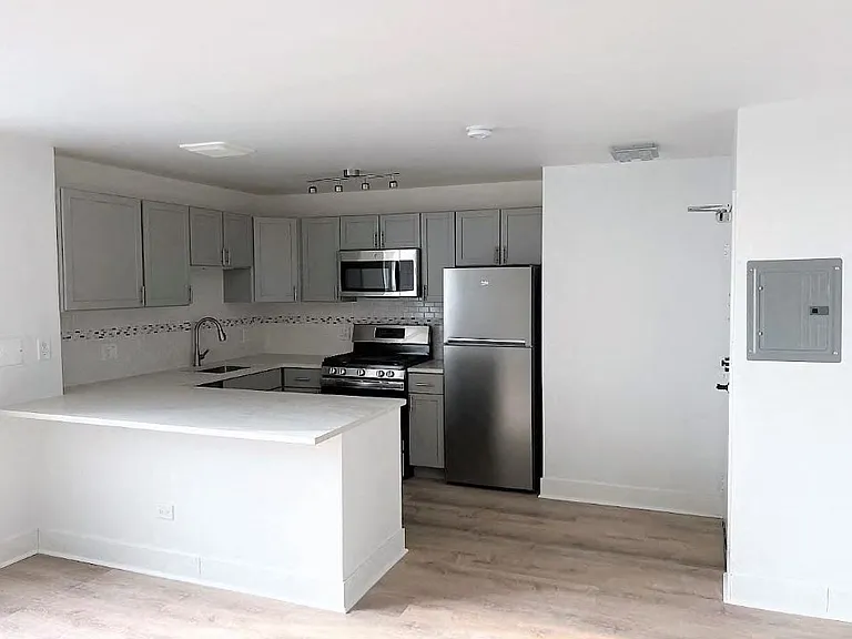 2424 N.Clark — Photo 13