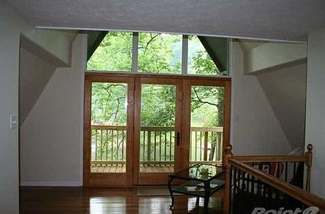Entry w/hardwood floors