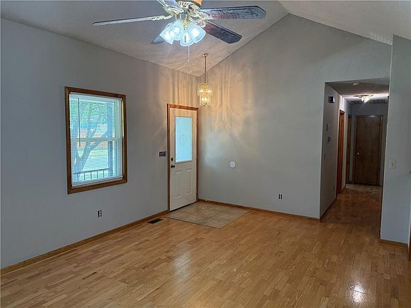 5th image of 704 Hillcrest St